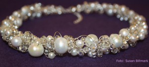 Halsband silver vitt pärlor.jpg