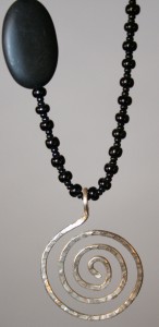 Spiralhalsband med svarta pärlor I