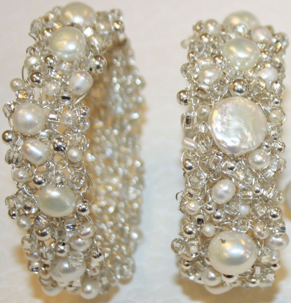 Två armband i sterlingsilver med vita sötvattenpärlor, silverkulor och glittriga glaspärlor