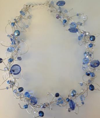 Trassligt silverhalsband med blå glaspärlor och blå sötvattenspärlor