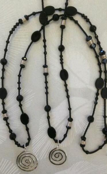 Halsband med svarta pärlor och silverspiraler